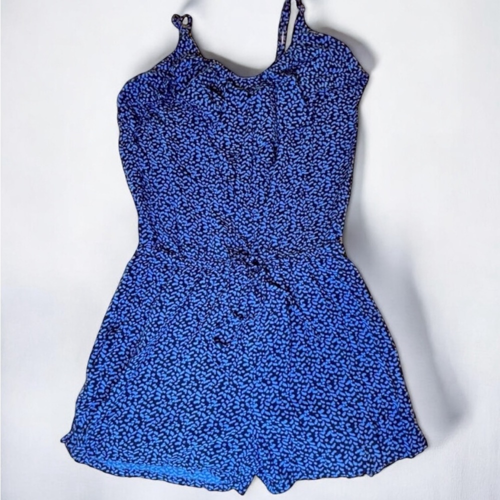 GAP Women’s Shorts Romper Size XS with Adjustable Straps and Ruffled Scoop Neck.